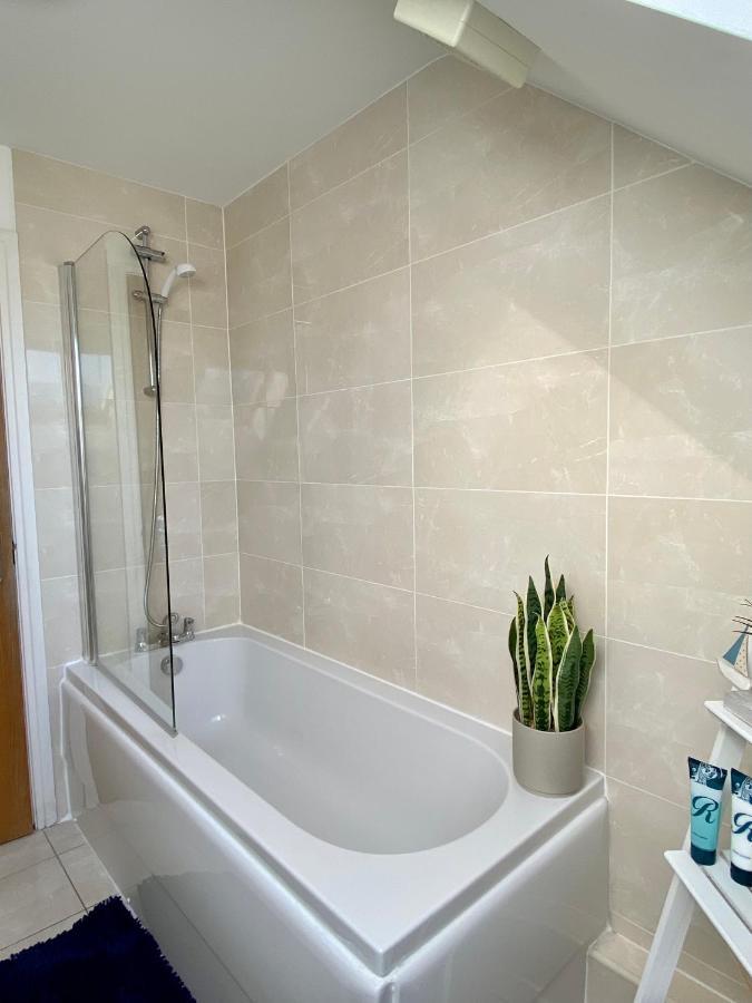 Swanage Holiday Penthouse Apartment, Moments From Beach And Town, On Site Parking, Fast Wifi, Sleeps Up To 6, Rated Exceptional Екстериор снимка